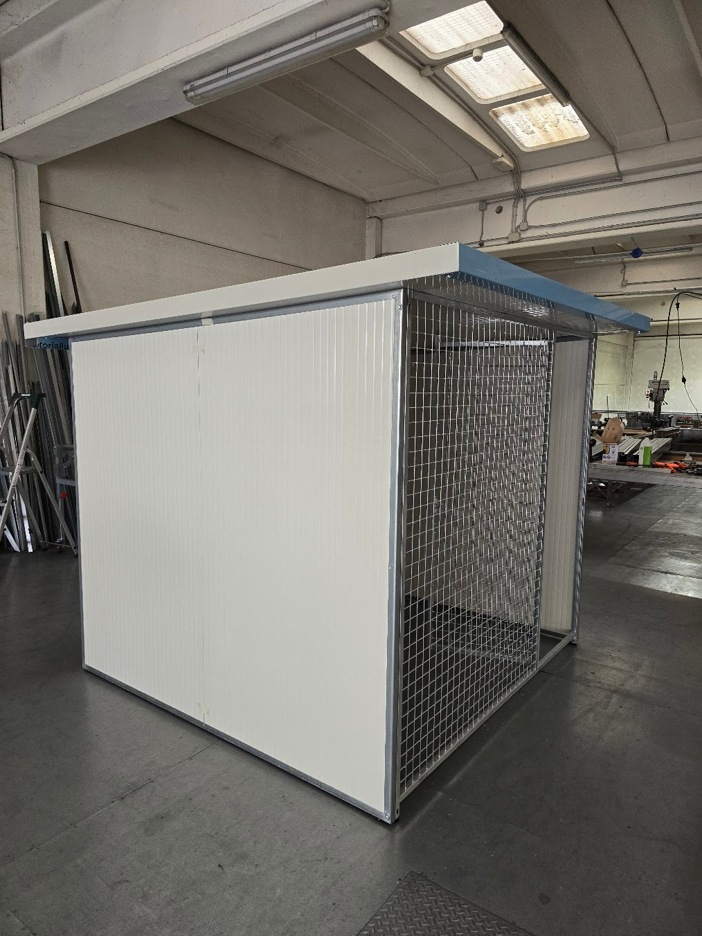 Box con 3 lati coibentati e frontale in rete o tondino