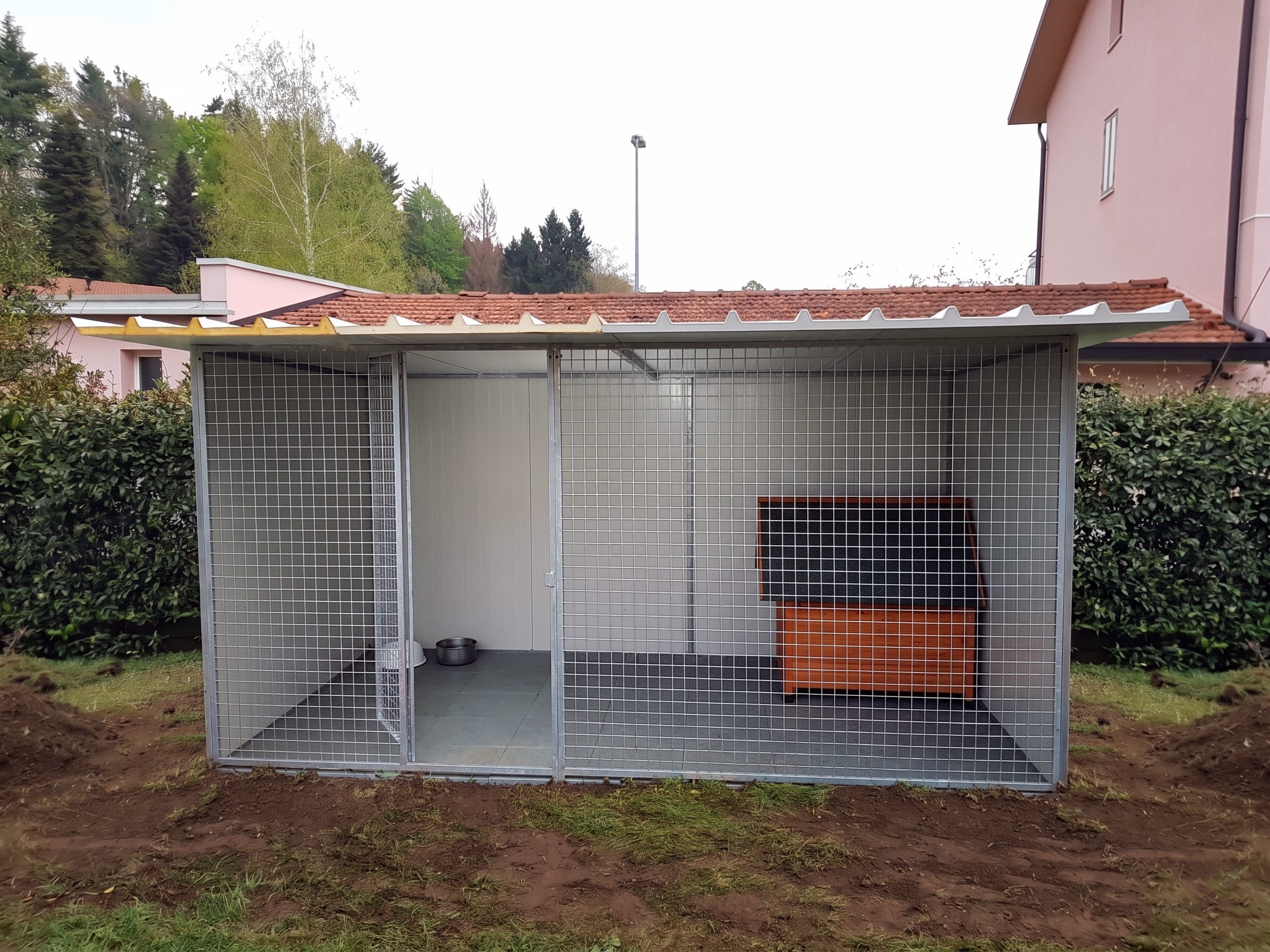Box con 3 lati coibentati e frontale in rete o tondino
